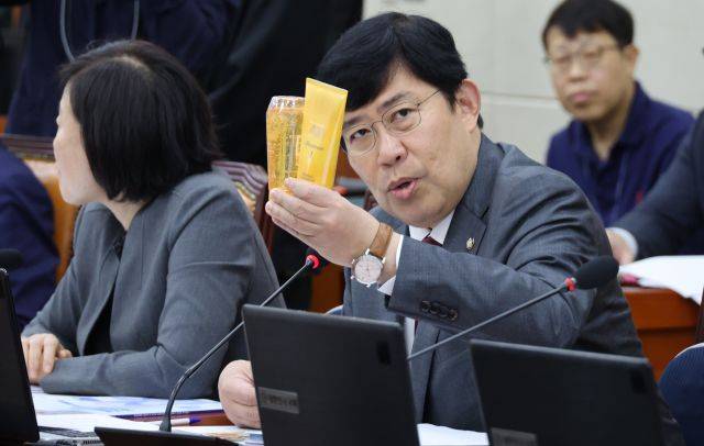 윤창현 국민의힘 의원이 19일 국회 정무위원회 국정감사에서 이재명 더불어민주당 대표가 경기지사 시절 사용했다는 샴푸와 트리트먼트를 들고 김홍일 국민권익위원장에게 질의하고 있다. 연합뉴스