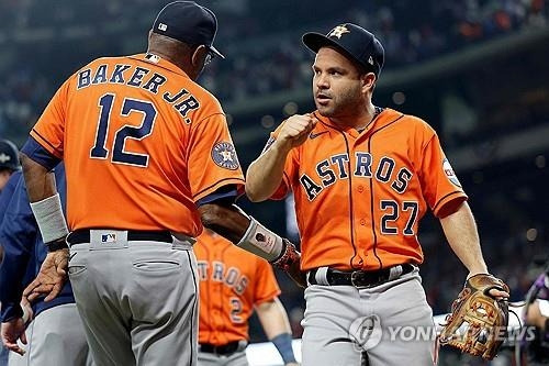 베이커 감독과 호세 알투베 [게티이미지/AFP=연합뉴스]