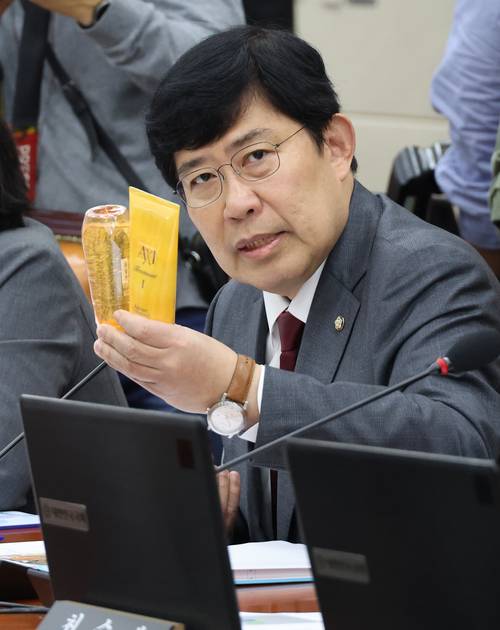 19일 국회 정무위원회 국정감사에 샴푸와 트리트먼트를 들고나온 윤창현 국민의힘 의원이 질의를 하고 있다. <연합뉴스>