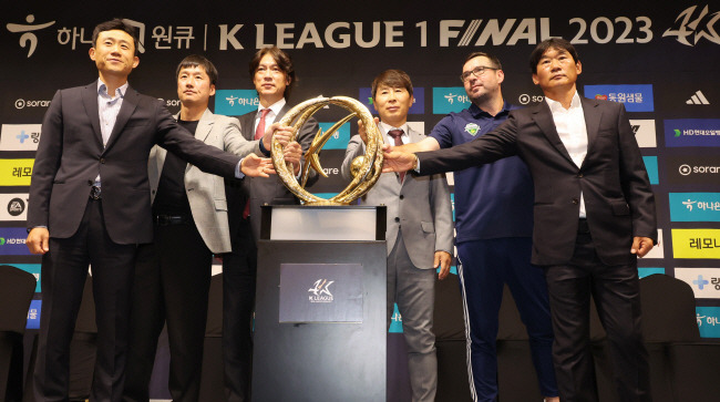 최원권(왼쪽부터) 대구 FC 감독과 이정효 광주 FC 감독, 홍명보 울산 현대 감독, 김기동 포항 스틸러스 감독, 발레리우 전북 현대 수석코치, 조성환 인천 유나이티드 감독이 18일 서울 용산구의 한 호텔에서 K리그1 우승 트로피를 잡고 기념촬영을 하고 있다.  연합뉴스