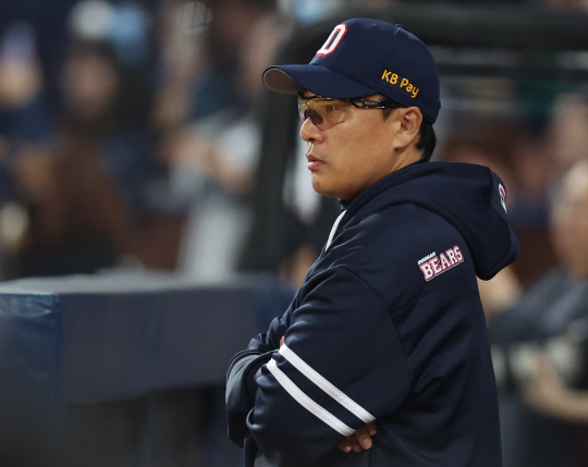 두산의 이승엽 감독이 19일 창원NC파크에서 열린 NC와의 KBO 포스트시즌 와일드카드 결정 1차전에서 경기를 지켜보고 있다.연합뉴스