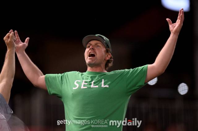 오클랜드 애슬레틱스 팬들이 지난 6월 'SELL'이라는 티셔츠를 만들어 존 피셔 구단주에게 구단 매각을 요구하고 있다. /게티이미지코리아