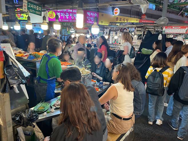 18일 오후 서울 종로구 광장시장의 한 분식점에서 외국인 관광객이 식사하고 있다. 전새날 기자