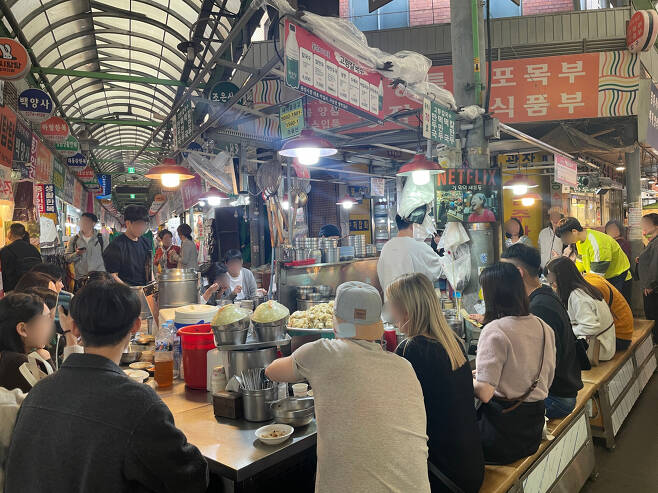 18일 오후 서울 종로구 광장시장의 한 칼국숫집에서 외국인 관광객이 식사를 하고 있다. 전새날 기자