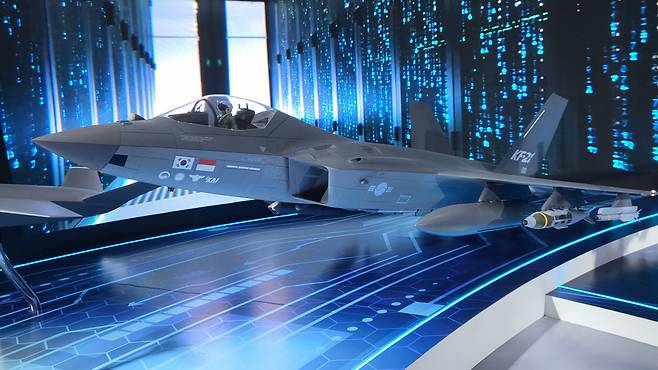 올해 아덱스에서 국산 전투기 KF-21이 최초 일반에 공개된 가운데 전시장 내 KF-21의 모형이 전시돼 있다. [김수한 기자]