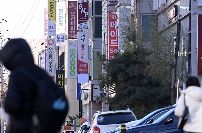 ‘사교육 1번지’로 불리는 서울 대치동 학원가에 학생들이 이동하고 있다. 이상섭 기자