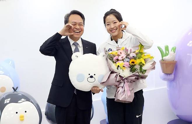 [서울=뉴시스] 진옥동 신한금융그룹 회장이 19일 서울 중구 신한금융본사에서 제19회 항저우 아시안게임 탁구 금메달리스트 신유빈 선수에게 포상금을 전달한 뒤 기념촬영 하고 있다. (사진=신한금융그룹 제공) 2023.10.19. photo@newsis.com *재판매 및 DB 금지