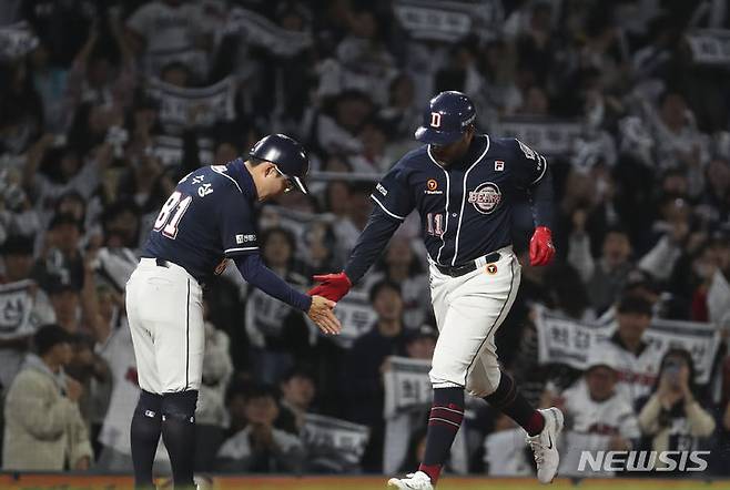 [창원=뉴시스] 김근수 기자 = 19일 경남 창원시 마산회원구 창원NC파크에서열린 2023 KBO 포스트시즌 와일드카드 결정 1차전 두산 베어스와 NC 다이노스의 경기, 3회초 1사 주자 없는 상황 두산 로하스가 솔로홈런을 치고 베이스를 돌고 있다. 2023.10.19. ks@newsis.com