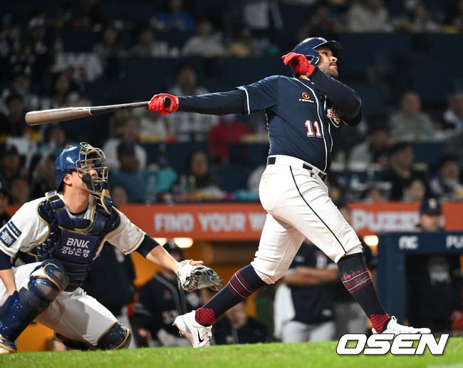 [OSEN=창원, 이대선 기자] 19일 오후 창원NC파크에서 ‘2023 KBO 포스트시즌 와일드카드 결정전 1차전 두산 베어스와 NC 다이노스의 경기가 열렸다.3회초 1사에서 두산 로하스가 우월 솔로 홈런을 치고 있다. 2023.10.19 /sunday@osen.co.kr