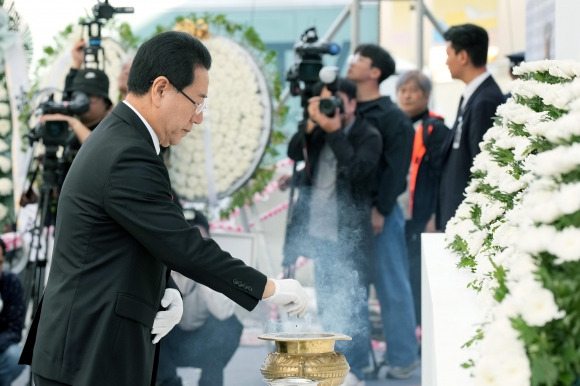 김영록 전남지사가 19일 고흥문화회관 광장에서 열린 ‘여순 10·19사건 제75주기 합동추념식’에서 참배하고 있다.