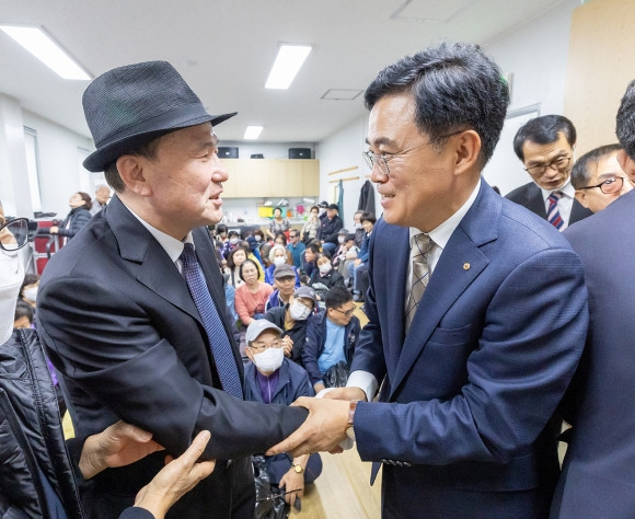 진교훈(오른쪽) 서울 강서구청장이 19일 서울시각장애인연합회 강서구지회에서 열린 임시총회에 참석해 한 회원의 손을 잡고 인사하고 있다. 2023.10.19 강서구 제공