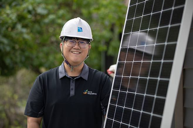 안산시민햇빛발전협동조합에 소속된 유희준씨는 태양광 설비기사로 일하고 있다. 태양광 설비기사는 탄소를 저감하고 기후위기에 대응하는 대표적 녹색일자리다. ⓒ시사IN 박미소