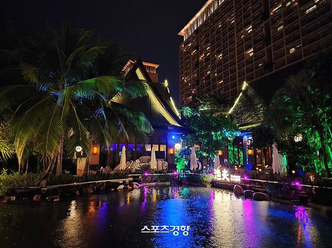 중국 하이난 맹그로브 트리 리조트 월드 싼야 베이 인근의 야간 풍경. 사진|강석봉 기자