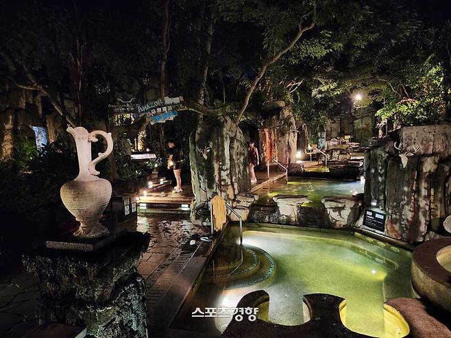 중국 하이난 북위의 미션힐스 하이커우에 있는 화산 광천수 온천인 미네랄 스프링스 하이커우. 사진|강석봉 기자