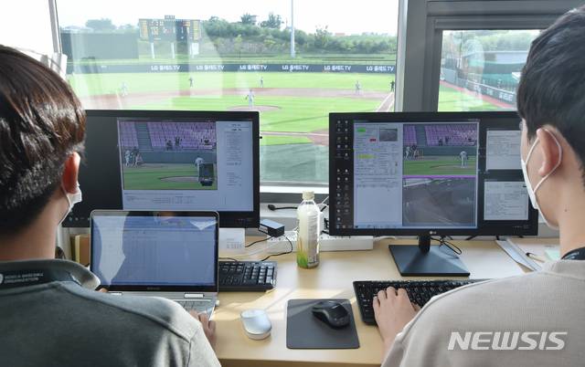 2020년 8월 4일 경기도 이천 챔피언스파크에서 열린 한화 이글스-LG 트윈스 퓨처스리그 경기에서 자동 볼·스트라이크 판정 시스템(로봇심판)을 바탕으로 한 투구 궤적을 모니터링 하고 있다. /사진=뉴시스