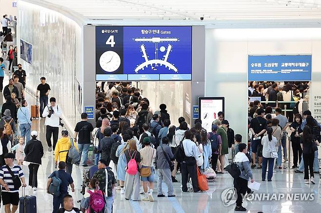 추석 앞두고 북적이는 인천공항 출국장 지난달 25일 오전 인천국제공항 제1터미널 출국장 모습 [연합뉴스 자료사진]