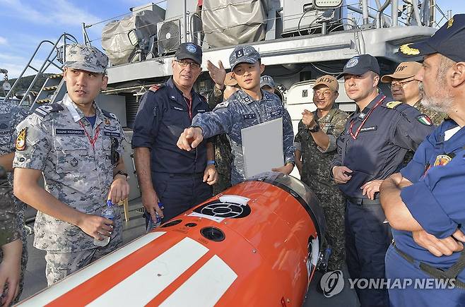 해군, 2023년 다국간 기뢰전훈련 실시 (서울=연합뉴스) 해군은 오는 27일까지 거제도 동남방 해역 일대에서 '2023년 다국간 기뢰전훈련'을 실시한다고 19일 밝혔다. 사진은 다국간 기뢰전훈련을 앞둔 지난 18일 한국 해군 소해함 강경함의 작전관 김민영 중위(진)가 다국적 해군 장병들에게 훈련에 사용되는 무인기뢰처리기(MDV)에 대해 설명하는 모습. 2023.10.19 [해군 제공. 재판매 및 DB 금지] photo@yna.co.kr