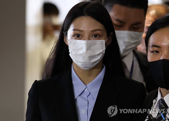 조국 전 법무부 장관 딸 조민 (부산=연합뉴스) 손형주 기자 = 조국 전 법무부 장관 딸 조민씨가 16일 부산대 의전원(의학전문대학원) 입학허가 취소 관련 재판에 증인으로 출석하고 있다．2023.3.16 handbrother@yna.co.kr