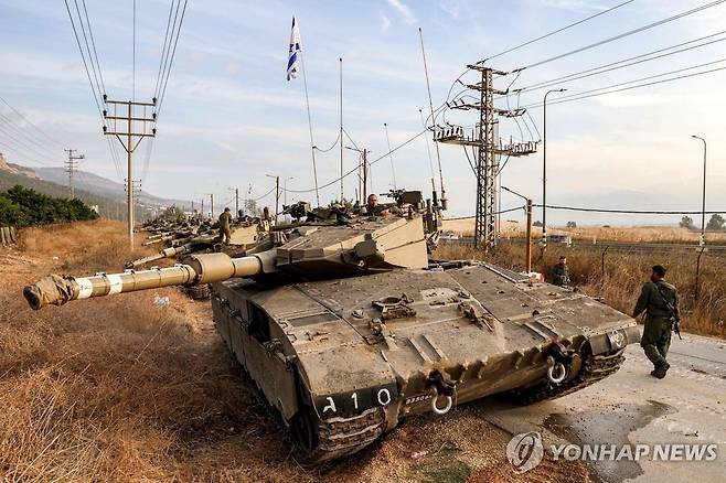 레바논 국경 인근서 모여있는 이스라엘 탱크 (갈릴리호[이스라엘] AFP=연합뉴스) 이스라엘 탱크들이 11일(현지시간) 레바논과의 국경지대 인근 갈릴리호 북부에 모여있다. 이스라엘군(IDF)은 전날 레바논 남부에서 이스라엘 영토를 향해 로켓이 발사돼 포격 대응했다고 텔레그램에 밝혔다. 2023.10.11 danh2023@yna.co.kr