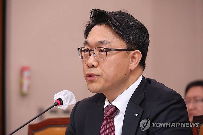 답변하는 김진욱 공수처장 (서울=연합뉴스) 이정훈 기자 = 김진욱 고위공직자범죄수사처장이 19일 국회 법제사법위원회에서 열린 고위공직자범죄수사처에 대한 국정감사에서 의원질의에 답변하고 있다. 2023.10.19 uwg806@yna.co.kr