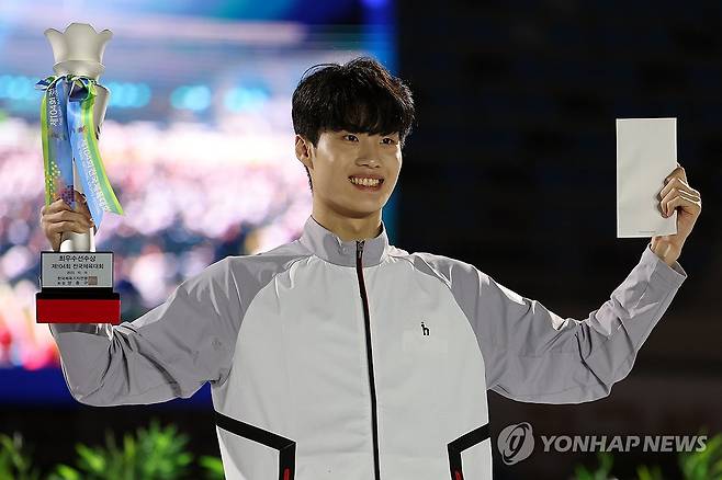 전국체전 MVP 오른 황선우 (목포=연합뉴스) 정회성 기자 = 19일 오후 전남 목포시 목포종합경기장에서 열린 제104회 전국체육대회 폐회식에서 대회 최우수선수(MVP)에 오른 수영 황선우가 기뻐하고 있다. 2023.10.19 hs@yna.co.kr