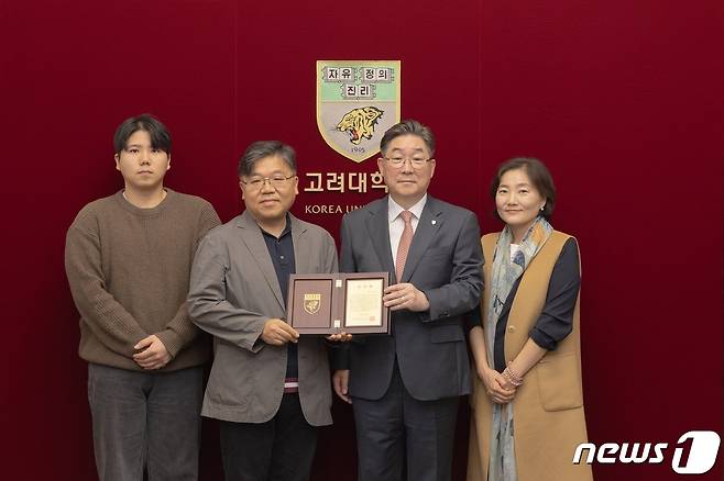 왼쪽부터 고 신애진씨 동생, 아버지 신정섭 후원자, 김동원 고려대 총장, 어머니 김남희 후원자. (고려대 제공)