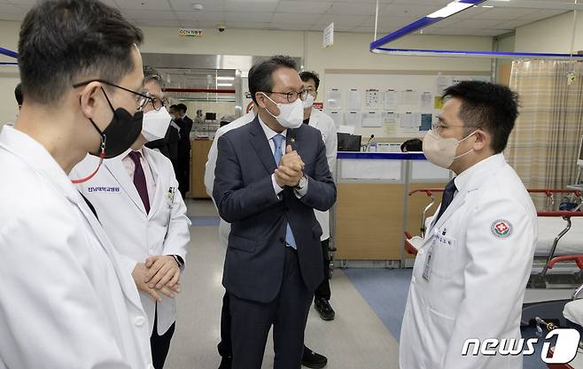 박민수 보건복지부 제2차관이 24일 전남대학교병원을 찾아 의료진과 대화하고 있다. (보건복지부 제공) 2023.3.24/뉴스1