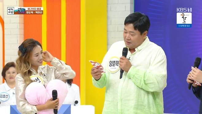 Yang Joon-hyuk and Park Hyun-sun showed affection for their third year of marriage. Comedian Ahn So-mi revealed his friendship with singer Choi Daesung.On the 20th, KBS1  ⁇  AM Plaza  ⁇   ⁇   ⁇   ⁇   ⁇   ⁇ .........................................................Yang Joon-hyuk married 19-year-old jazz singer Park Hyun-sun in 2021.Park Hyun-sun said, Because of the way I use my room, my friends have been married for 5 ~ 10 years. Yang Joon-hyuk has a habit of sleeping in the living room as an old bachelor until he is 50 years old.Wife explained that she had to sleep in the living room because she had to sleep well.I am 88 years old, and Wife is 88 years old. If the atmosphere is strange and the opinions are mixed, I will drop my tail immediately. I wash dishes and do laundry myself.Park Hyun-sun said, I am worried about my age, but I am very caring and I am very cute and loving. Yang Joon-hyuk also married over  ⁇  50 years old.I almost did not go to the marriage, but (Wife) gave me relief.Yang Joon-hyuk said, I always thought baseball was the best. Now that I have a family, I feel Wife is better than baseball.It was also surprising that Yang Joon-hyuk promised to live with Wife as a princess before marriage.Park Hyun-sun said, I am not a princess I thought, but I live happily.On this day, Ahn So-mi introduced a special relationship with her best friend Choi Daesung.I was deeply and well-behaved, so I came to my house and ate rice, played and worked.When I was a comedian, I was fine because I had to do gags when I was a comedian, but I was less confident when I was a singer. Daesung raised his self-esteem and told me about gestures and vocalizations.Choi Daesung recently left a bundle of 50,000 won at Ahn So-mis house.Choi Daesung said, I ate too much. I thought I should not let him know. I wanted to buy him rice.