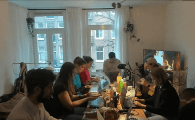 암스테르담대학 연구에 참여한 사람들이 동전 던지기 실험을 하고 있다. (사진=암스테르담대학 연구진 프로젝트 유튜브)