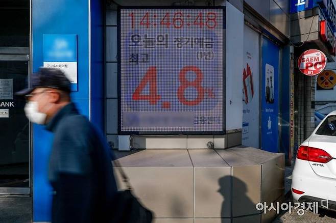 주요 시중은행들이 정기예금 금리를 5%대에서 4%대로 낮춘 9일 서울 한 은행 입구 전광판에 정기예금 금리가 표시돼 있다./강진형 기자aymsdream@