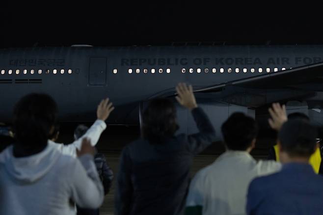 14일 밤 경기 성남 서울공항을 통해 이스라엘 교민들이 탑승한 KC-330(시그너스) 군 수송기가 도착하고 있다./뉴스1