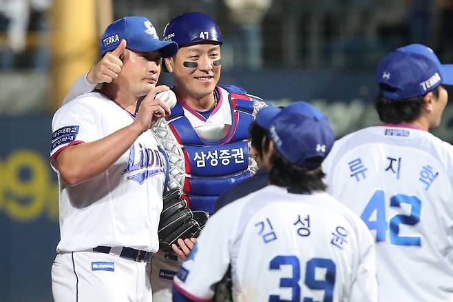 프로야구 삼성 라이온즈 오승환이 14일 오후 대구 삼성라이온즈파크에서 열린 '신한은행 SOL 2023 KBO리그' SSG 랜더스와 삼성 라이온즈의 경기에서 KBO리그 사상 첫 통산 400세이브를 달성한 뒤 포수 강민호와 기념촬영을 하고 있다. 2023.10.14/뉴스1