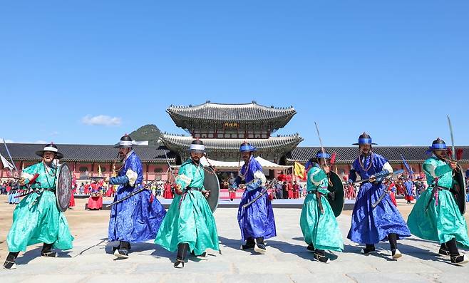 20일 오전 서울 경복궁 흥례문 앞에서 열린 2023 궁궐 호위군 사열의식 첩종 재연 행사가 열리고 있다. 코로나19 이후 4년만에 재개되는 행사로 경국대전을 토대로 국왕의 행차와 사열을 위한 진법과 연무를 극으로 재구성하여 선보였다./20231020 최혁 기자