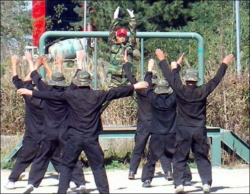 스카니아코리아 영업사원들이 2006년 10월 해병대 캠프에서 훈련을 받고 있다. 당시 훈련 참가자가 언론에 제공한 사진