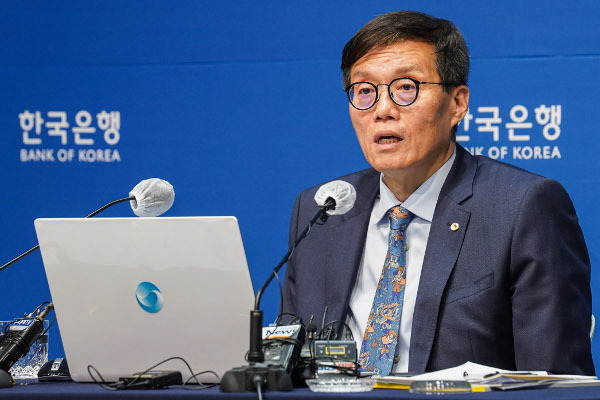 이창용 한국은행 총재가 19일 서울 중구 한국은행에서 열린 10월 금융통화위원회 금리 결정에 대한 기자간담회에서 발언하고 있다. 사진공동취재단