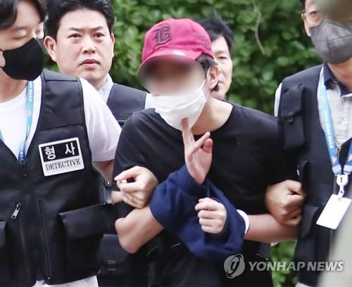 비행 중 여객기 비상문 개방 시도한 10대. [사진 제공 = 연합뉴스]