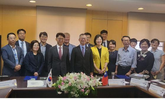 경인교대와 대만 국립정치대 관계자들이 업무협약 후 기념촬영하고 있다./사진제공=경인교대