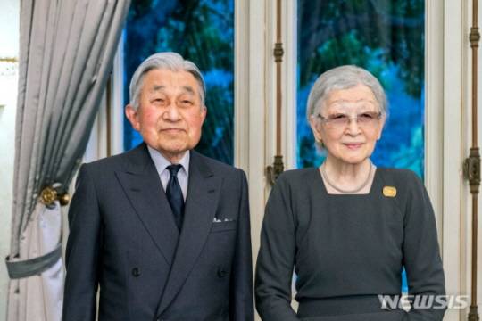 아키히토 전 일왕과 미치코 상왕후가 지난 2021년 12월 아키히토 전 일왕 부부가 도쿄 관저에서 기념촬영하는 모습. AP뉴시스