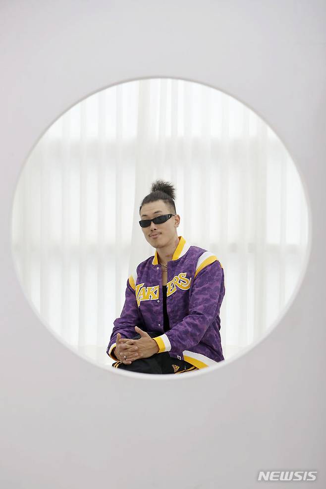 [서울=뉴시스] 최동준 기자 = 크리에이터 김모이 씨가 26일 서울 강서구 한 스튜디오에서 뉴시스와 인터뷰 전 포즈를 취하고 있다. 2023.09.26. photocdj@newsis.com