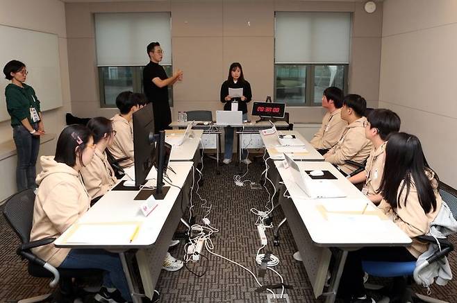 [서울=뉴시스] SK텔레콤은 한국장애인단체총연맹과 공동으로 지난 19일부터 20일까지 '2023 SK텔레콤 청소년 코딩챌린지'를 열었다며 전국 35개 특수학교(급) 재학 장애청소년 104명과 교사 41명이 참가했다고 20일 밝혔다. (사진=SK텔레콤 제공) *재판매 및 DB 금지