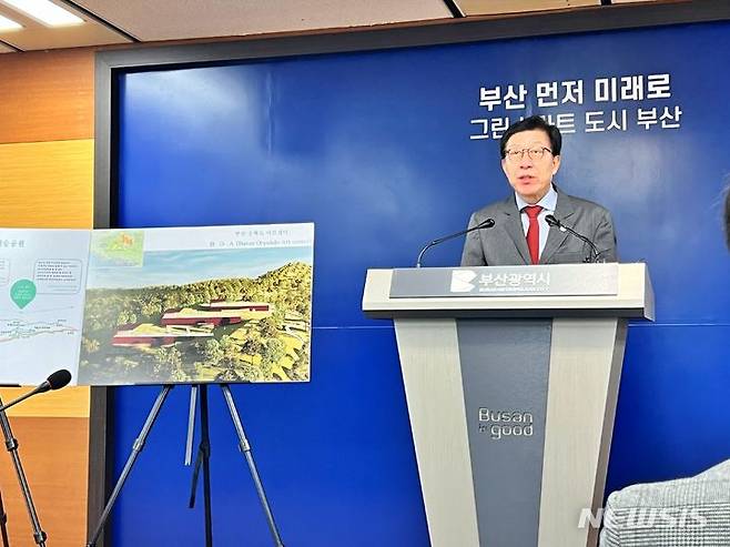 [부산=뉴시스] 원동화 기자 = 박형준 부산시장은 20일 부산시청 브리핑룸에서 기자회견을 열고 이기대 예술공원 기본계획 수립 추진을 발표했다. dhwon@newsis.com