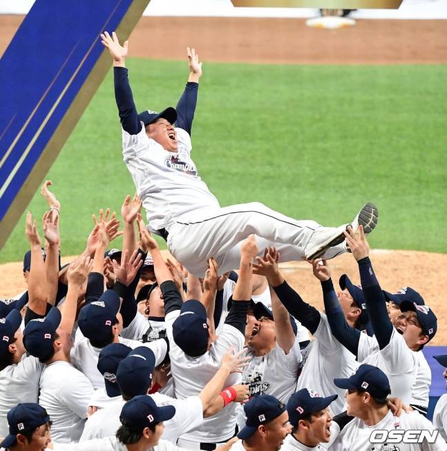 2019년 한국시리즈 우승을 차지한 뒤 김태형 감독이 두산 선수들로부터 헹가래를 받고 있다.