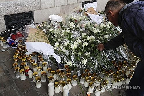 이슬람 극단주의자로 추정되는 범인의 흉기에 피살된 프랑스 교사 장례식. [AP 연합뉴스 자료사진.제공. 재판매 및 DB 금지]