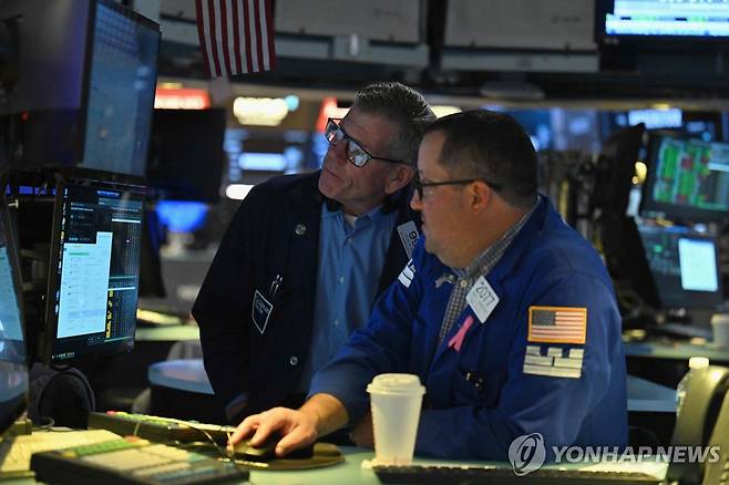 NYSE 입회장에서 일하는 트레이더들의 모습 [연합뉴스 자료사진]