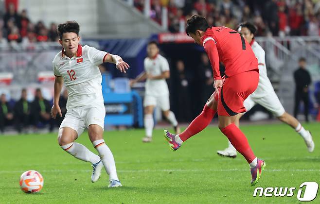 17일 오후 경기 수원시 팔달구 수원월드컵경기장에서 열린 축구 국가대표 평가전 대한민국과 베트남의 경기, 손흥민이 슛을 시도하고 있다. 2023.10.17/뉴스1 ⓒ News1 김도우 기자