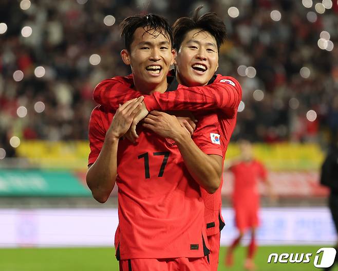 17일 경기 수원시 팔달구 수원월드컵경기장에서 열린 축구 국가대표 평가전 대한민국과 베트남의 경기, 후반 대한민국 정우영이 팀의 여섯 번째 골을 성공시킨 뒤 이강인의 축하를 받고 있다. 2023.10.17/뉴스1 ⓒ News1 김진환 기자