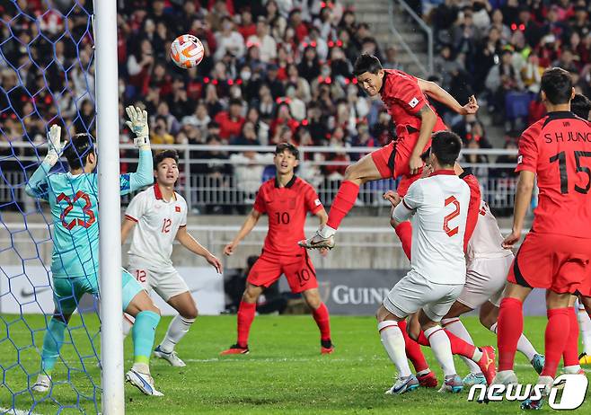 17일 오후 경기 수원시 팔달구 수원월드컵경기장에서 열린 축구 국가대표 평가전 대한민국과 베트남의 경기, 김민재가 선제골을 넣고 있다. 2023.10.17/뉴스1 ⓒ News1 김도우 기자