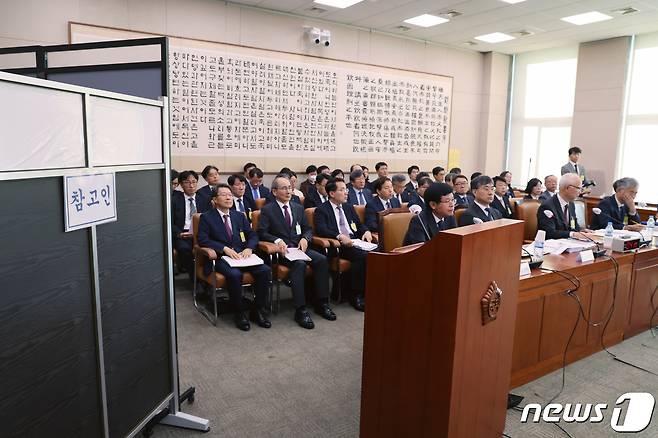 '부산 돌려차기' 피해자가 20일 서울 여의도 국회에서 열린 법제사법위원회의 대전고등법원 등에 대한 국정감사에 참고인으로 출석, 비공개 증언을 하고 있다. 2023.10.20/뉴스1 ⓒ News1 황기선 기자