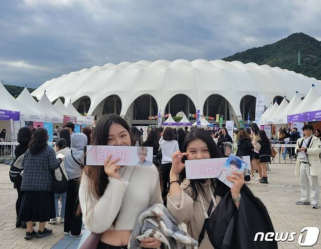 부산 연제구 아시아드주경기장에서 열리는 제7회 부산원아시아페스티벌 케이팝 콘서트를 찾은 중국인 유학생이 응원 팻말을 들고 기념사진을 찍고 있다.2023.10.21/뉴스1 ⓒ News1 조아서 기자