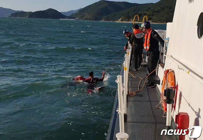 21일 오후 3시59분께 경남 통영시 한산면 인근 해상에서 1톤급 어선이 전복돼 승선원 2명이 바다에 빠졌다.(통영해양경찰서 제공)